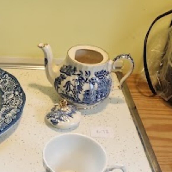 Vintage "Sadler England" Blue Willow Teapot - Picture 2 of 3